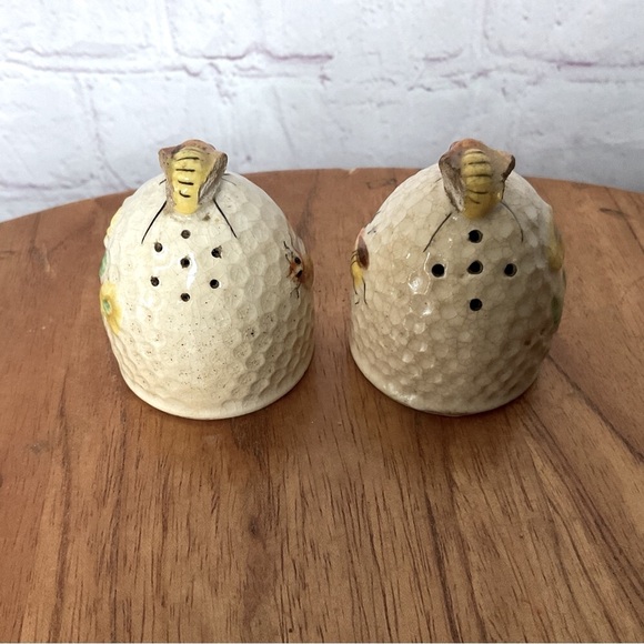 Vintage Bee Hive Ceramic Salt and Pepper Shakers - Picture 1 of 5